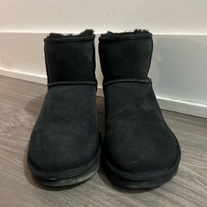 Black Mini Ugg’s, 6 US women